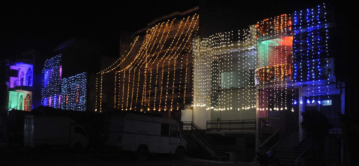 The city bathed under the lights of lamps