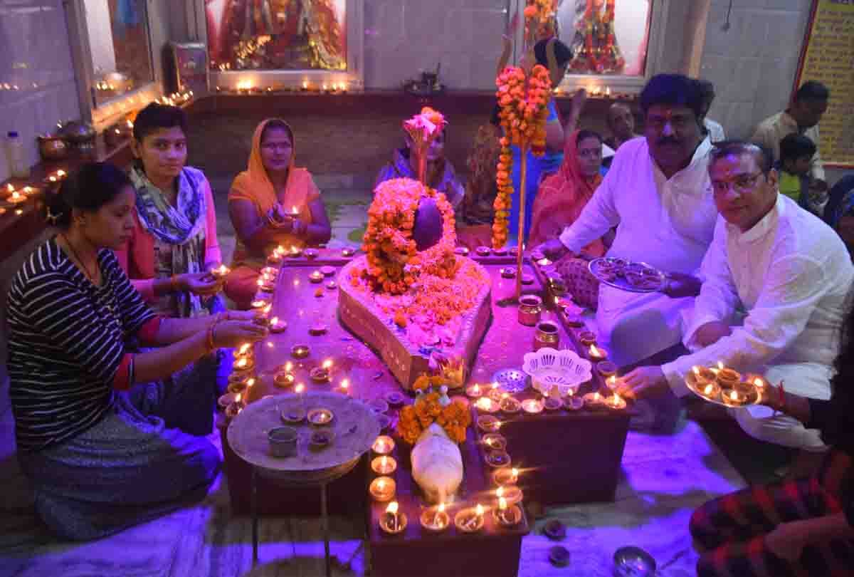 The city was illuminated by lamps and lights on diwali
