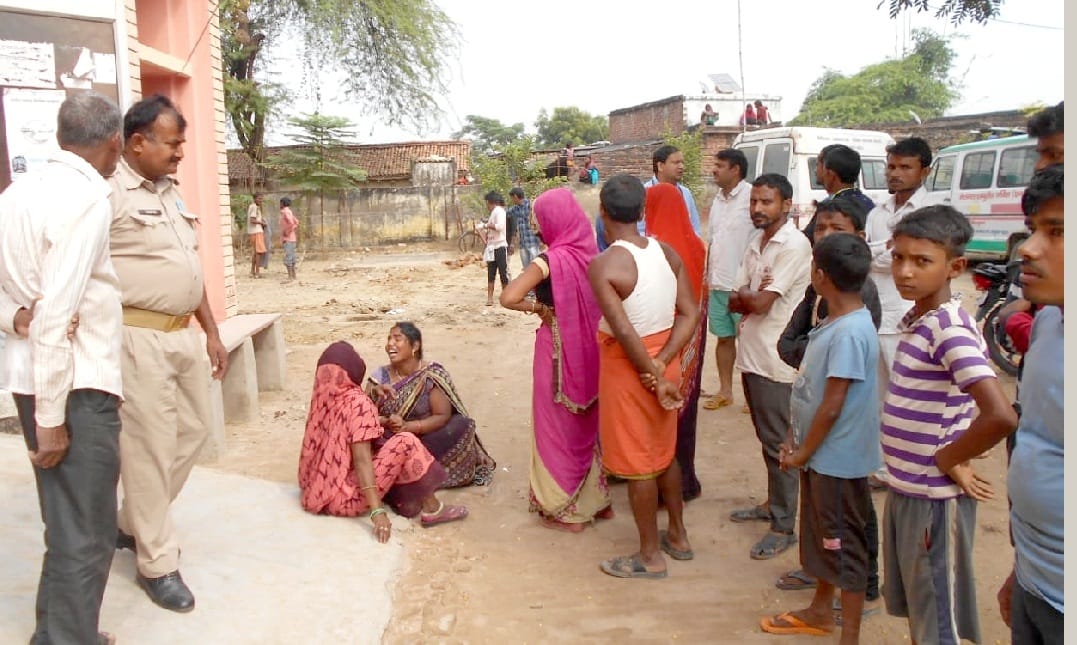 Wife dies after being hit by tractor and husband injured in bhadohi