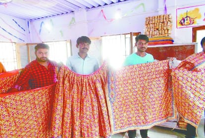 muslim prisoners makes zari dress for lord banke bihari in vrindavan