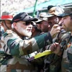पीएम मोदी दिवाली मनाते हुए (फाइल फोटो)