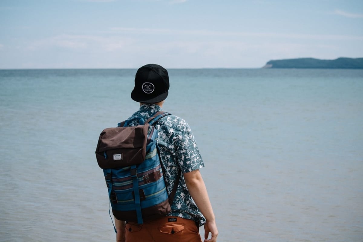 5 mistakes that cause bloating and stomach sounds during travel in hindi