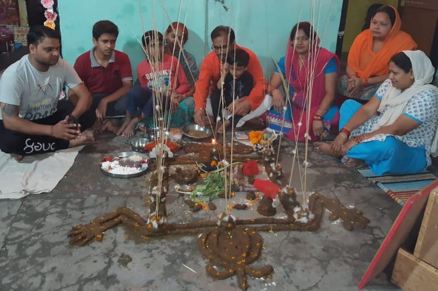 Wished for prosperity by worshiping Govardhan