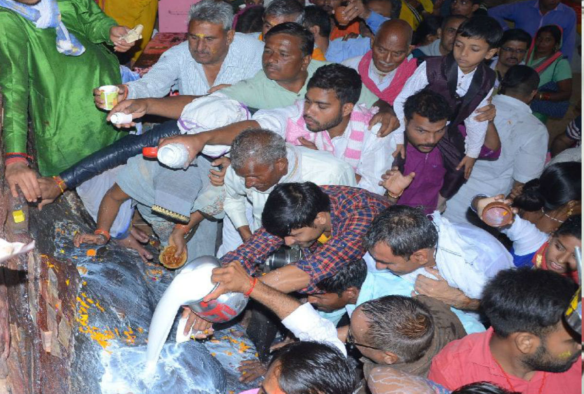 Govardhan Puja in Giriraj maharaj Devotee Pray in DaanGhati Mathura