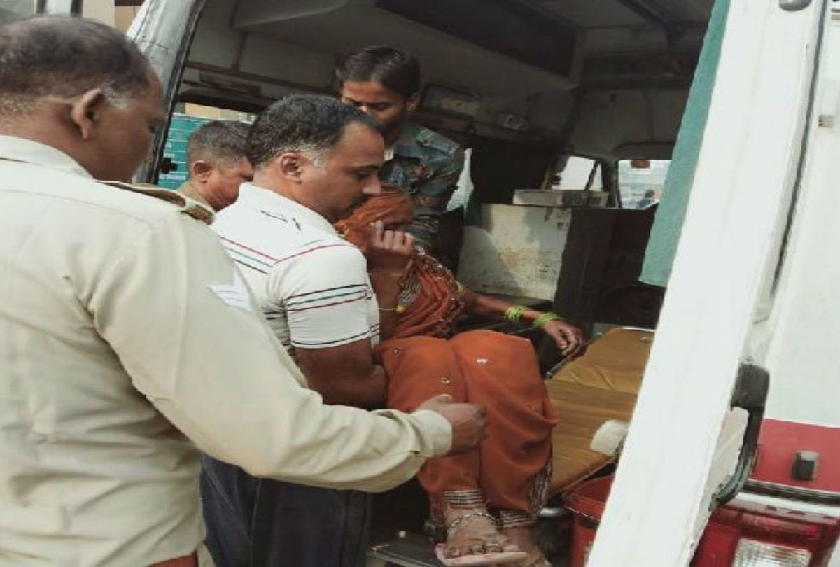 Woman Slipped and Fell Between Train Platform Grp Saved on Time at Mathura Station