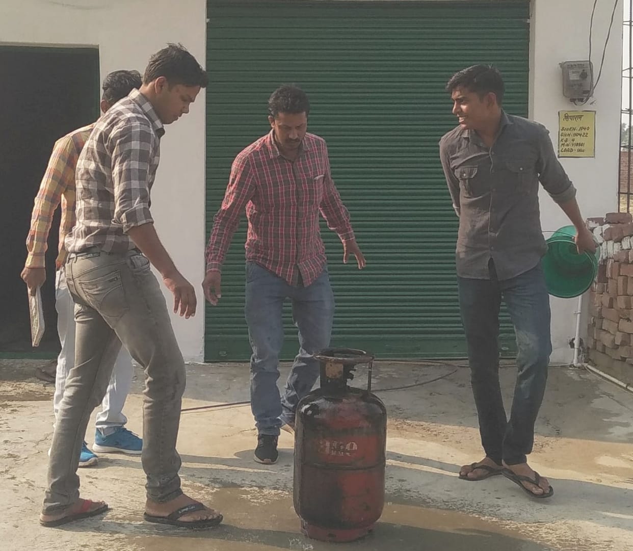 fire in cilinder, mainpuri