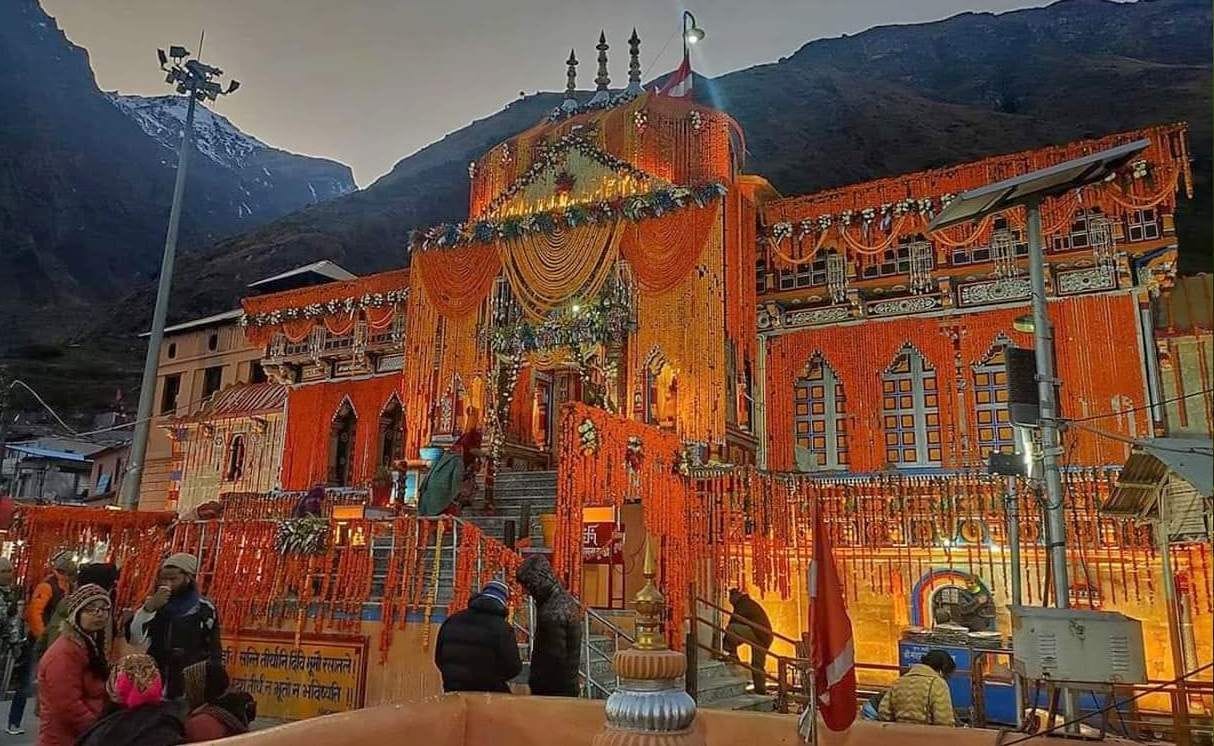 Badrinath Dham shines with light on Deepawali