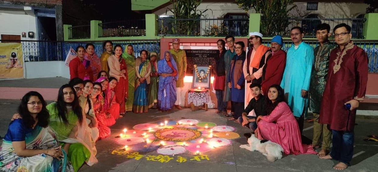 Lit lamps in front of martyr hero Shiromani's statue