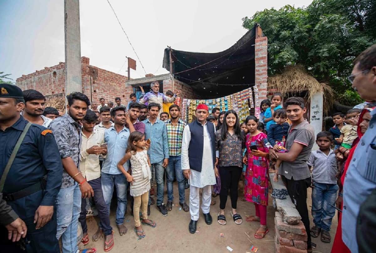 akhilesh yadav diwali celebration in saifai with dimple yadav
