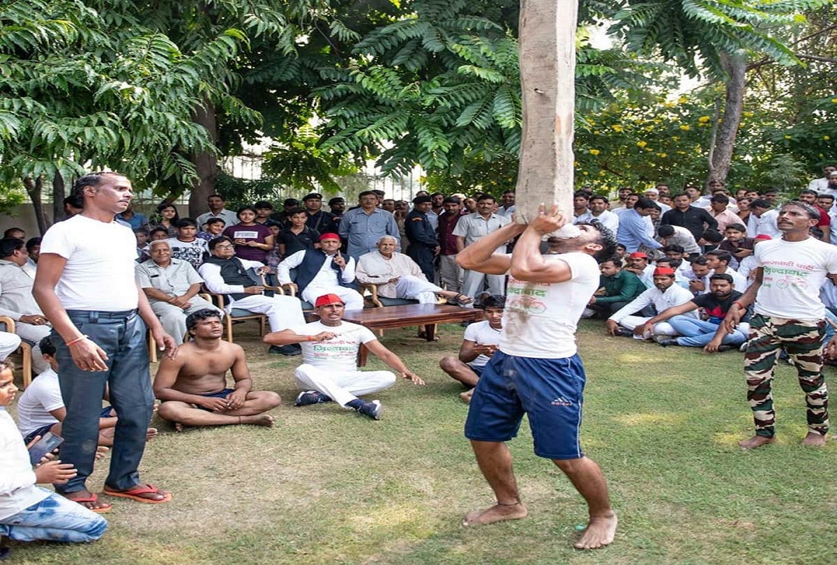 akhilesh yadav diwali celebration in saifai with dimple yadav