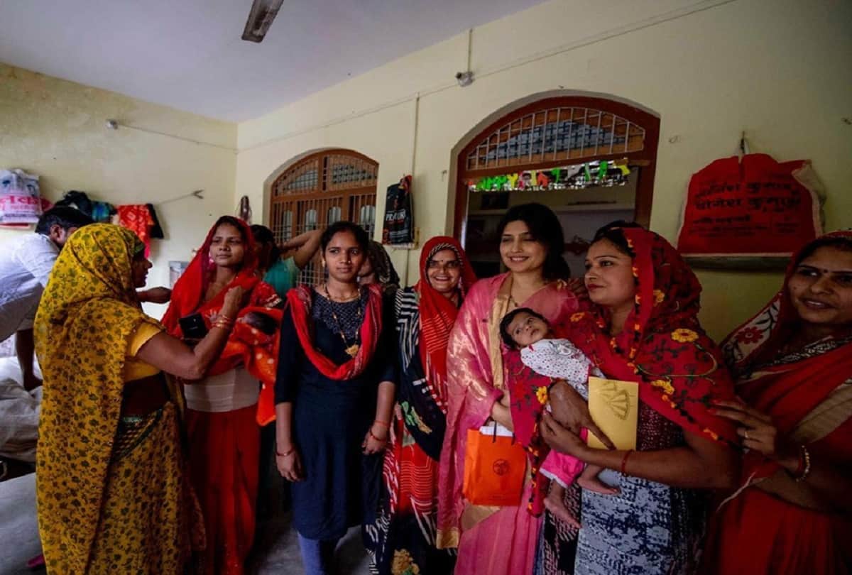 akhilesh yadav diwali celebration in saifai with dimple yadav
