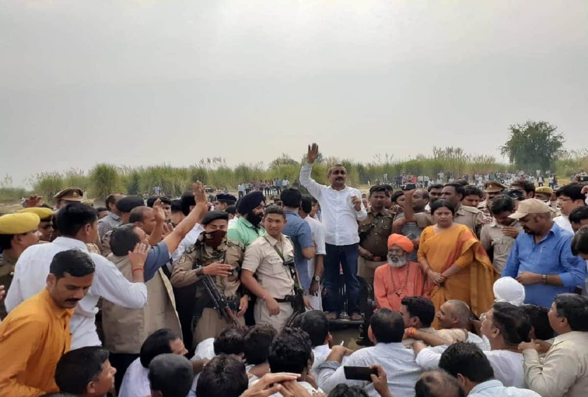 Kuldeep started crying after offering fire to his brother manoj sengar