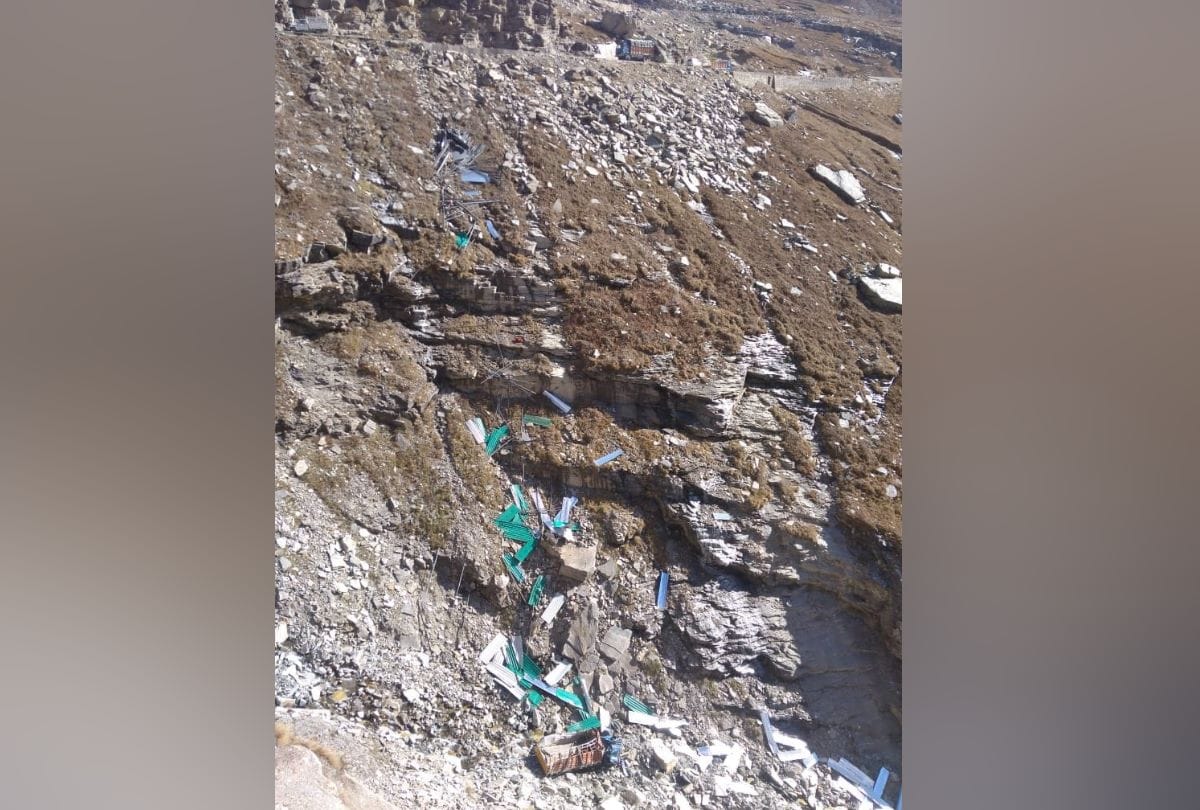 Two killed in Truck accident on Manali Leh road kullu himachal pradesh