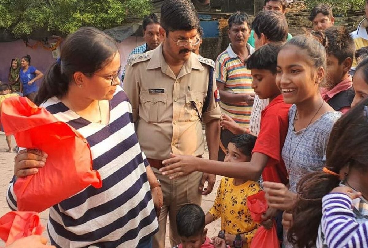 Agra Police Celebrate Diwali With Child in Malin Basti
