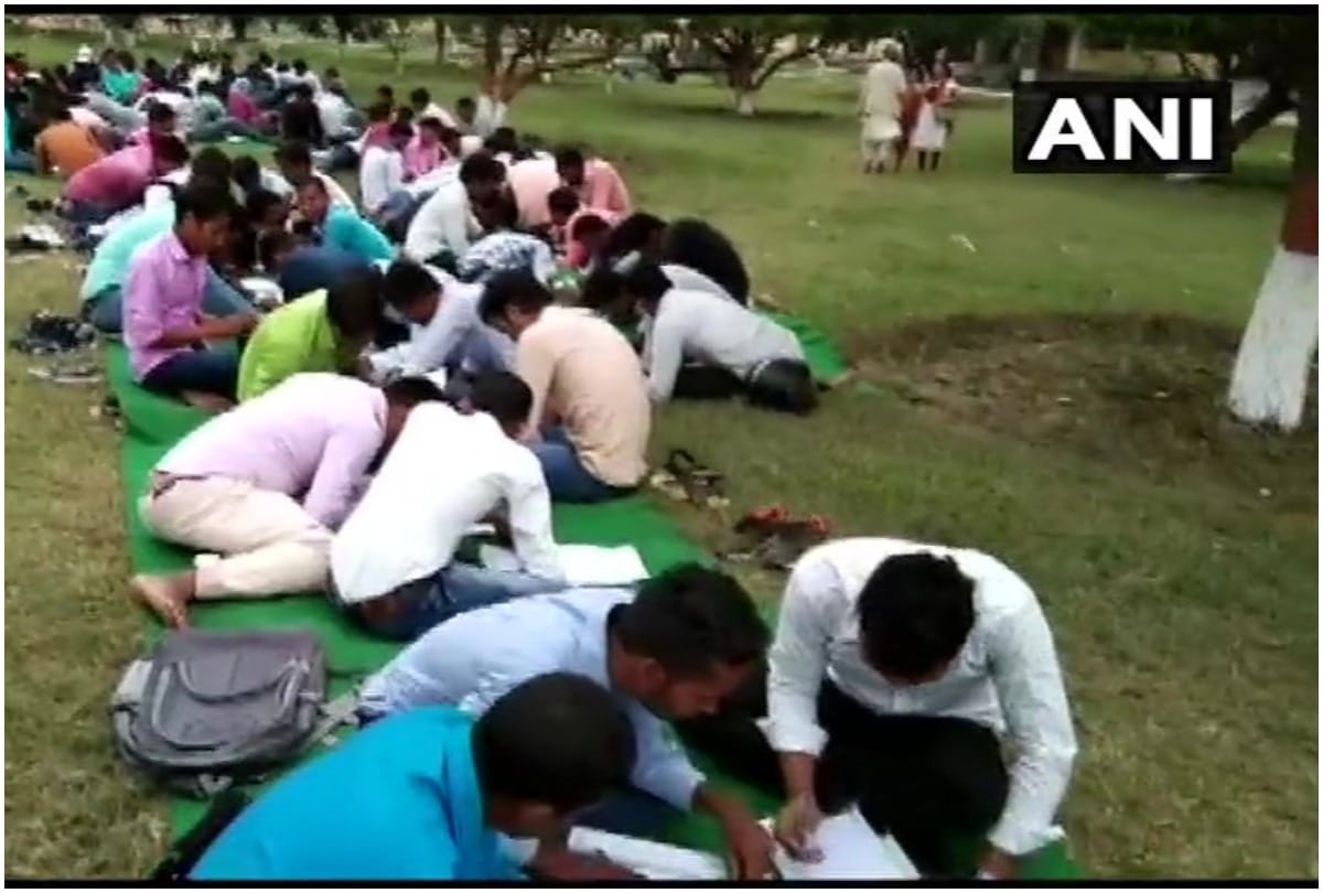 students giving exam in open ground ramlamkhan singh college betia bihar 
