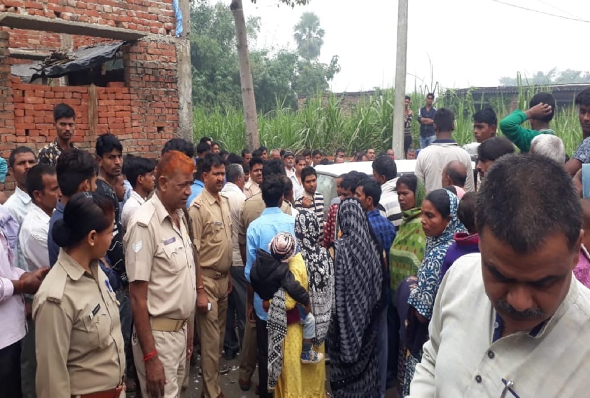 Wife found in objectionable Condition with lover IN Maharajganj