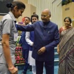 महिला पुलिसकर्मी का हालचाल जानते हुए राष्ट्रपति कोविंद, वित्त मंत्री और वित्त राज्यमंत्री