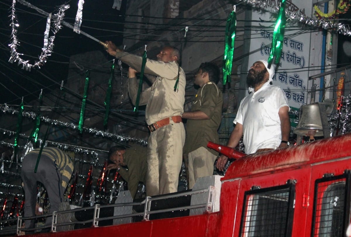 A fierce fire in two shops in the aligarh at midnight