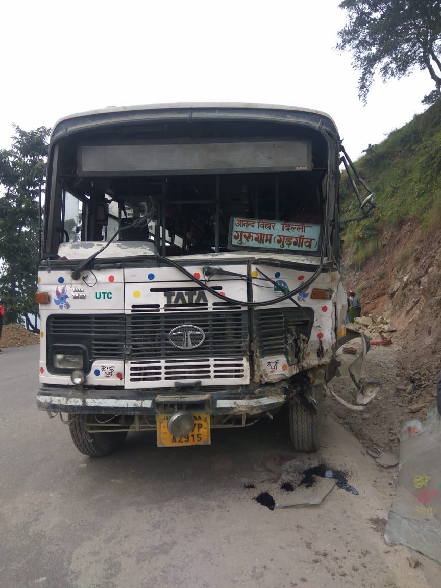 Bus saved from falling into the ditch due to driver's understanding