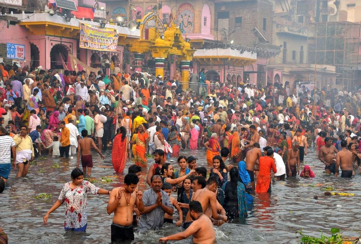 brother sisters take holy bath in yamuna on yama dwitiya