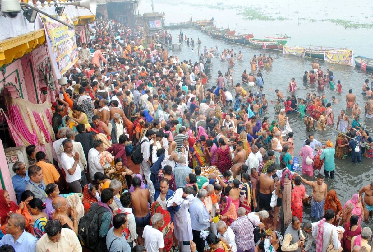 brother sisters take holy bath in yamuna on yama dwitiya