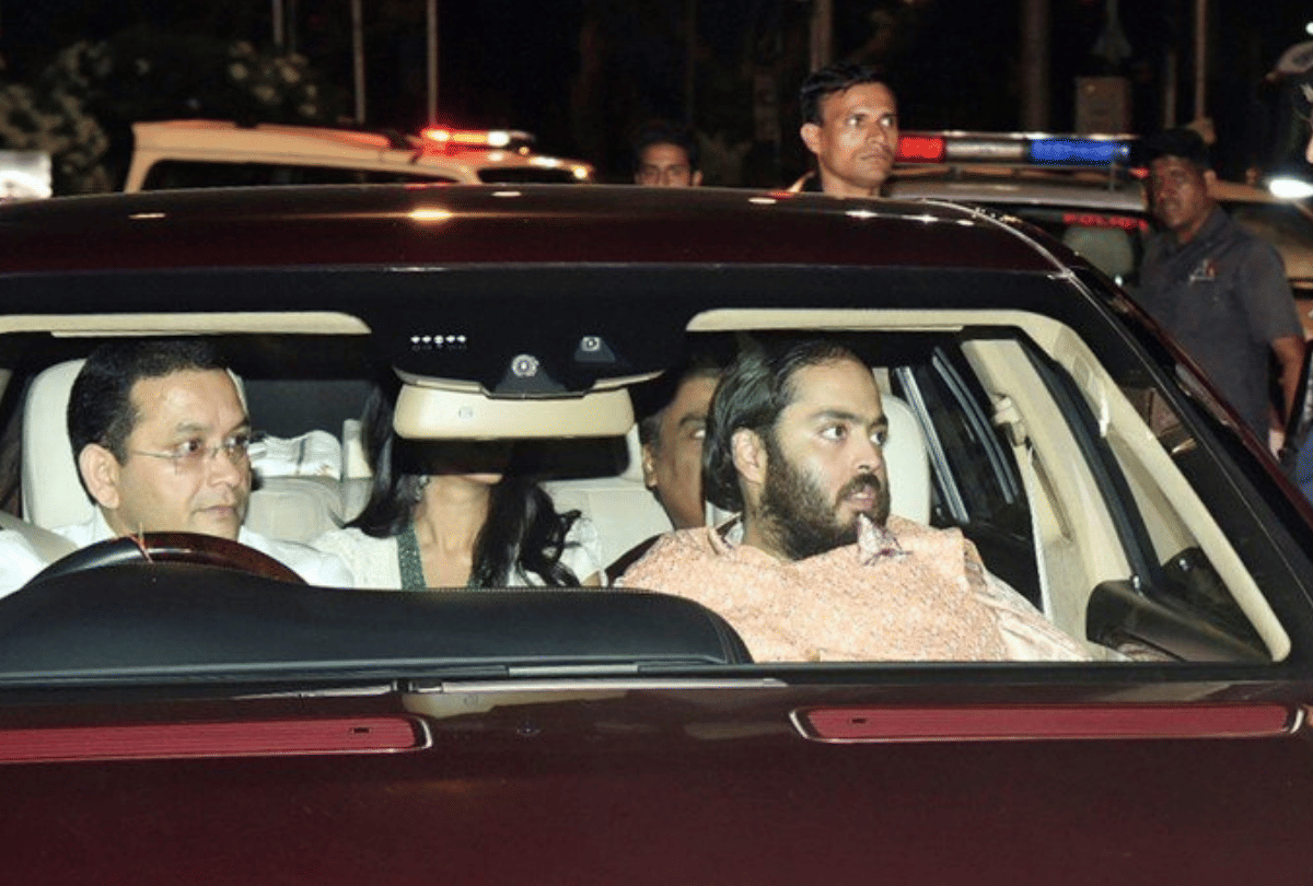 mukesh ambani nita ambani anant ambani radhika merchant spotted at amitabh bachchan diwali bash