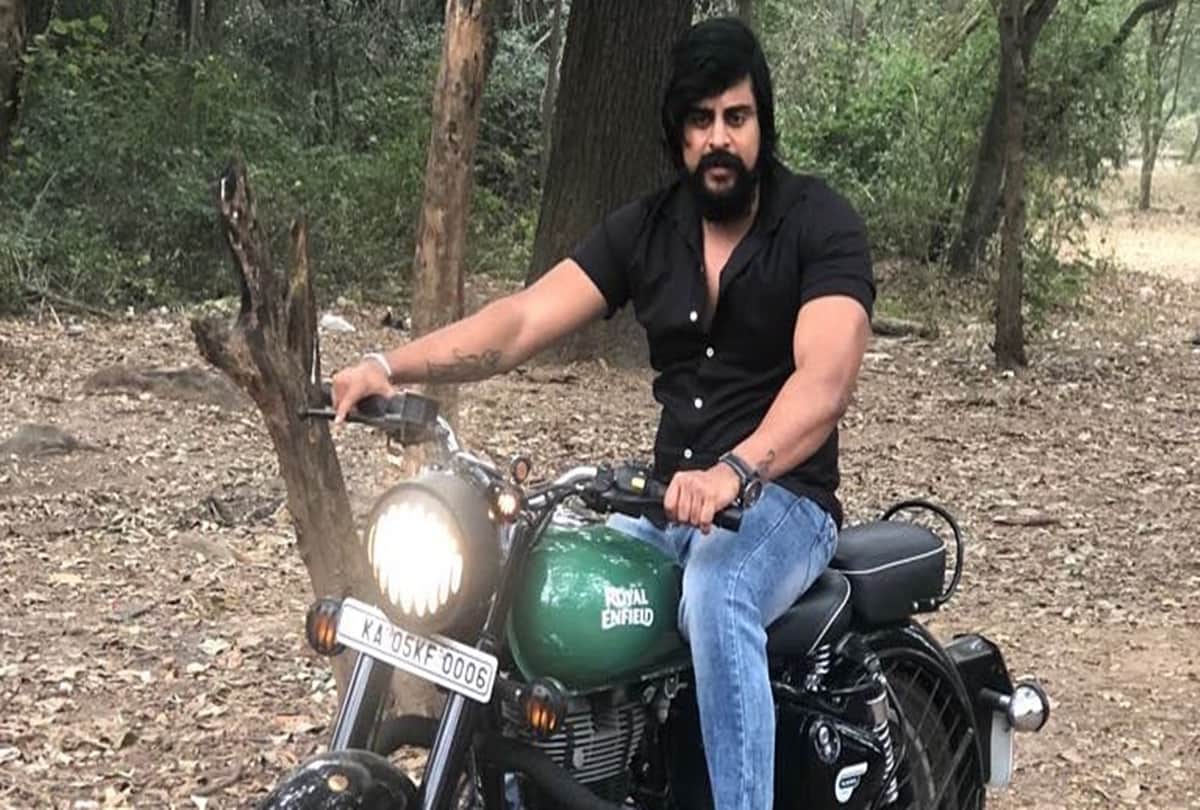 Kannada actors Arun Gowda BV Aishwarya Viral Video for national anthem in a cinema hall of Bengaluru