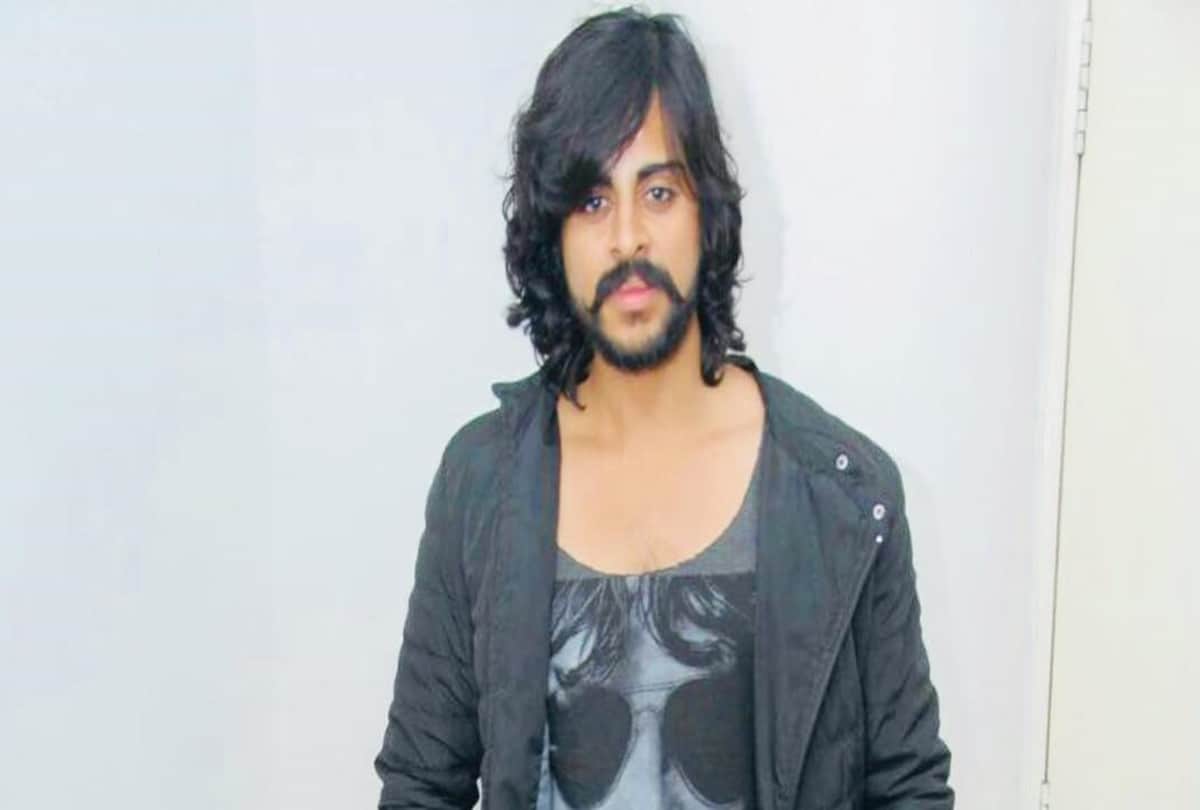 Kannada actors Arun Gowda BV Aishwarya Viral Video for national anthem in a cinema hall of Bengaluru