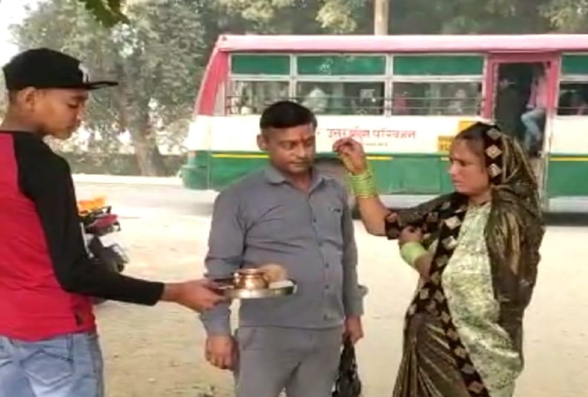 Roadways bus conductor celebrate bhaiya dooj on route