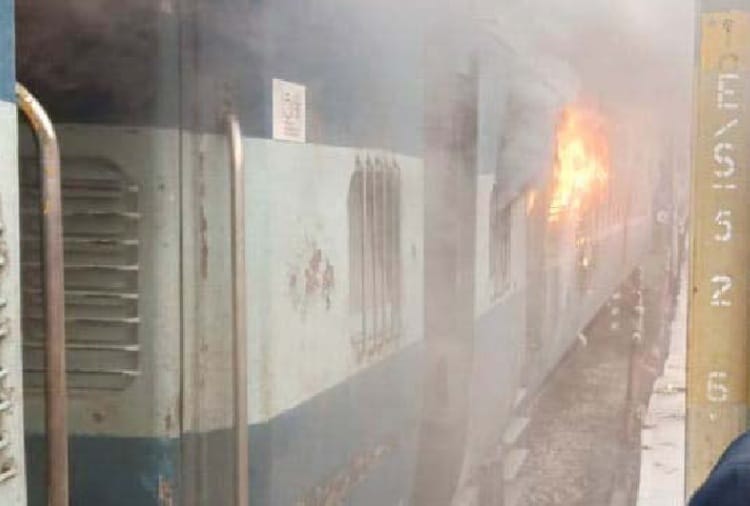 buring train, fire in bathinda ambala train coach at ambala railway station
