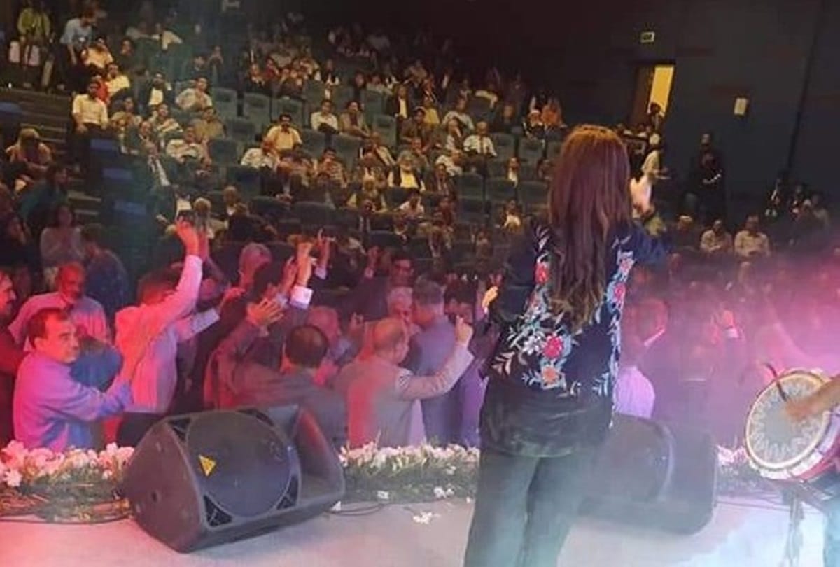 Pakistan Army Generals Dance with Punjabi Pop Singer Humaira Arshad