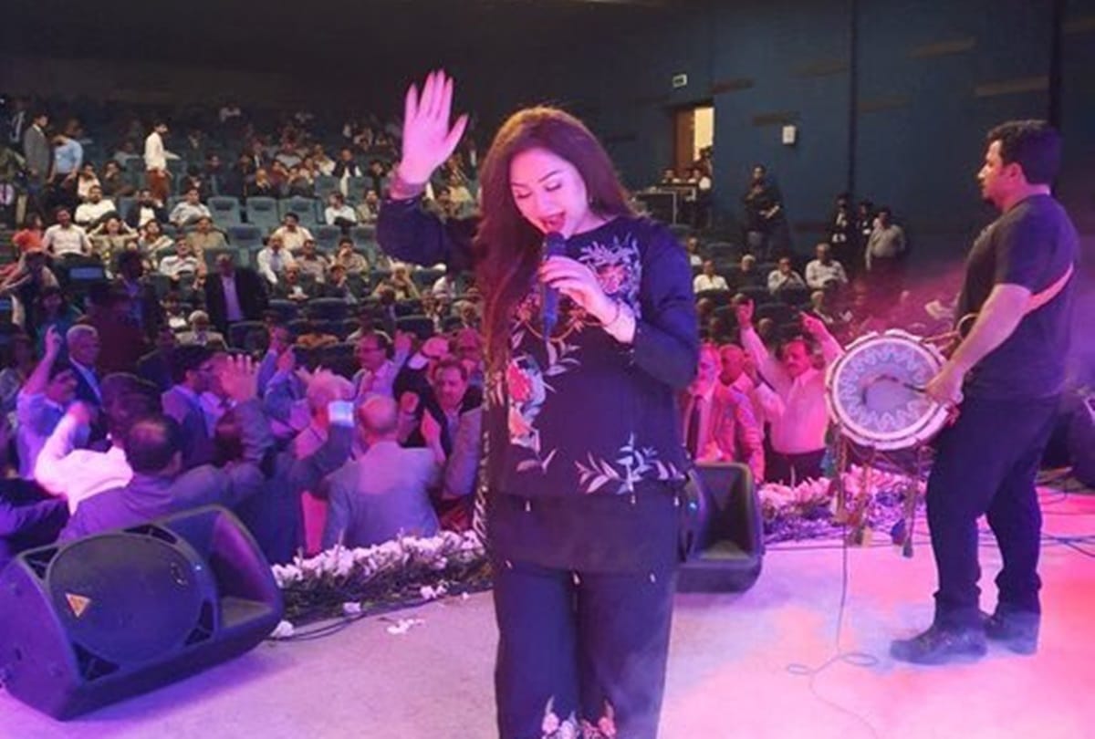 Pakistan Army Generals Dance with Punjabi Pop Singer Humaira Arshad