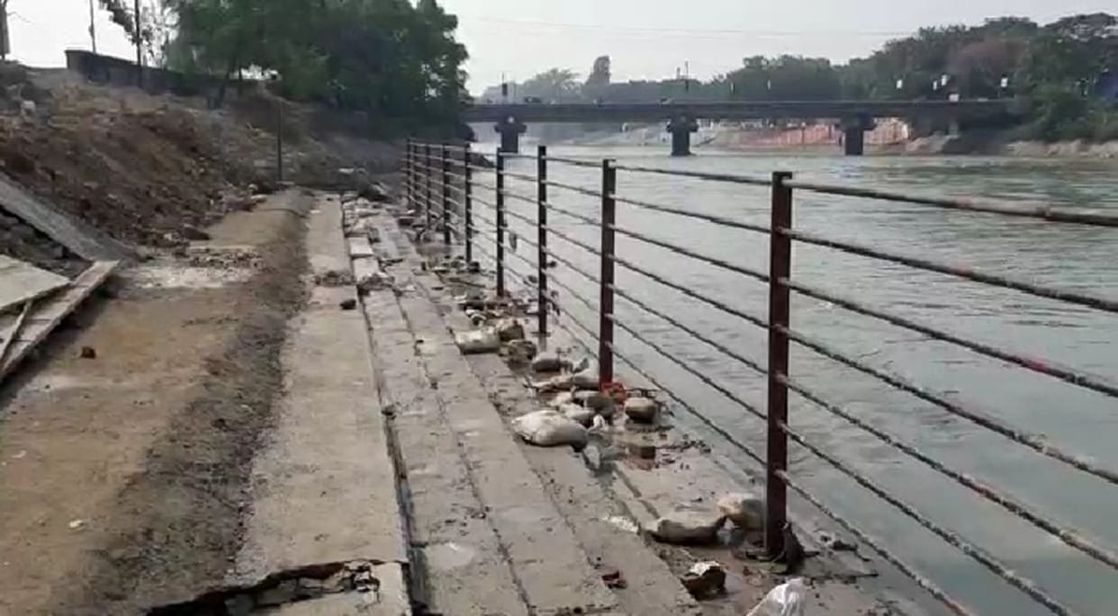 Water withdrawal in Ganganhar, heavy on the ghats under construction