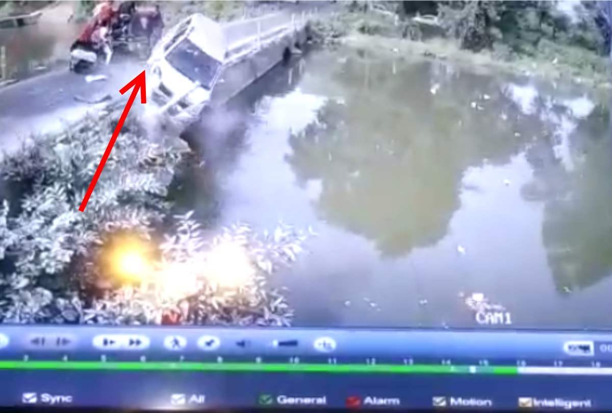 jhansi car collides with autorikshaw car fall in river 5 lives saved