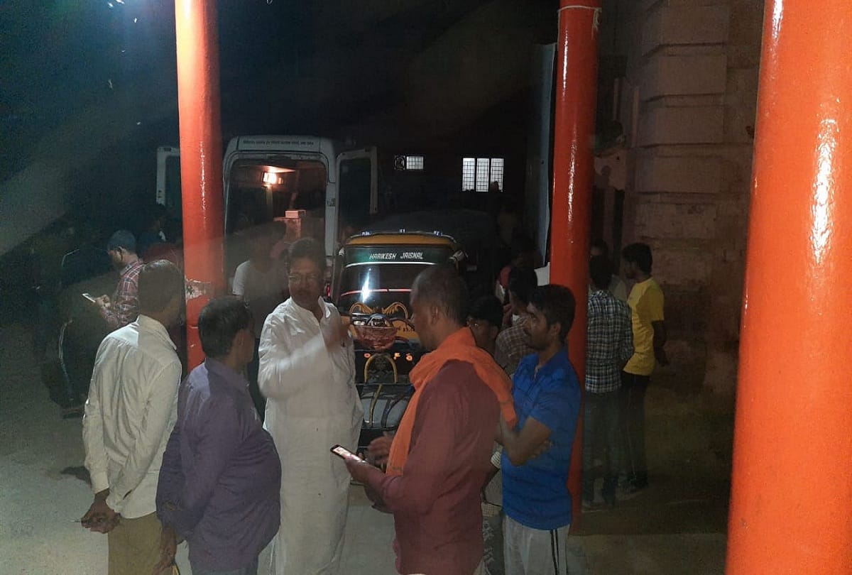 Two bike riders returning from immersion clashed with tractor-trolley one dead in maharajganj