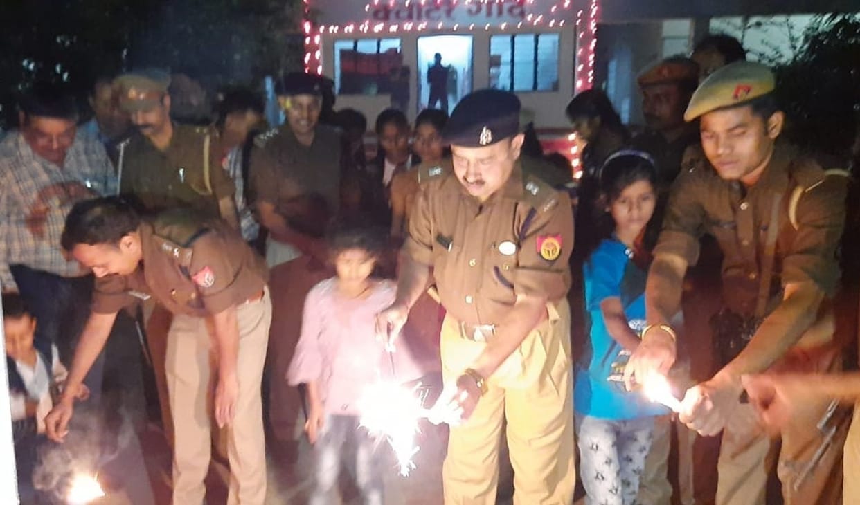 Deep burning house-house, fire cracked firecrackers