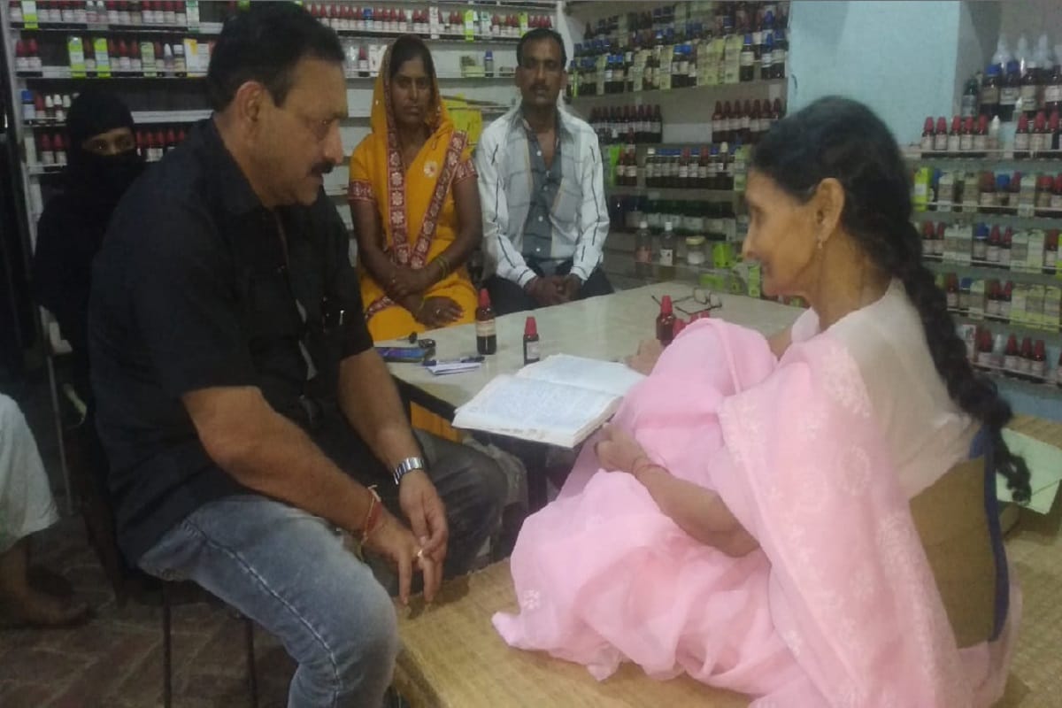 Mother becomes doctor after son's death and now treating patients free of charge from 26 years
