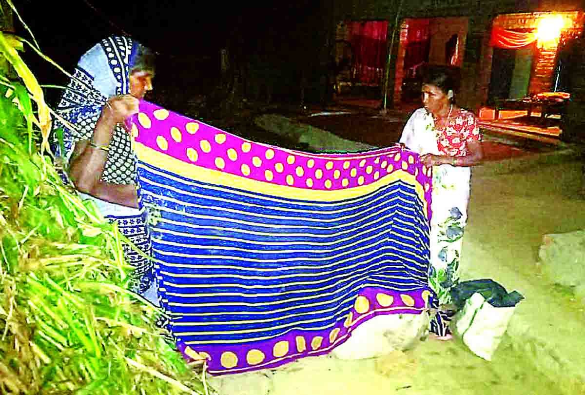 Pregnant gave birth to a girl child on the road