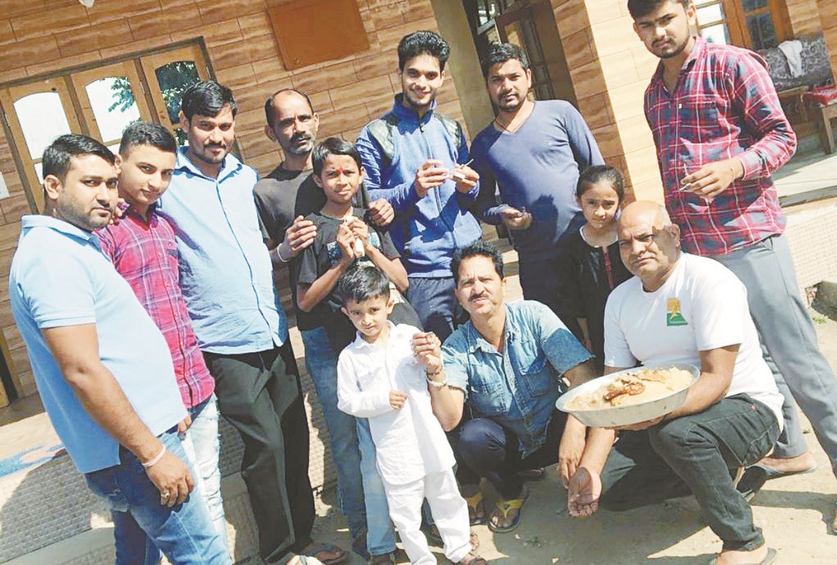 kangra and mandi peoples distributed sweets on killing of isis abu bakr al baghdadi
