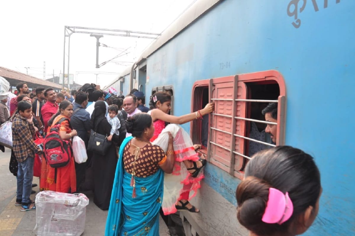 The passengers ruckus at Saharanpur railway station after a passenger train canceled on bhai dooj