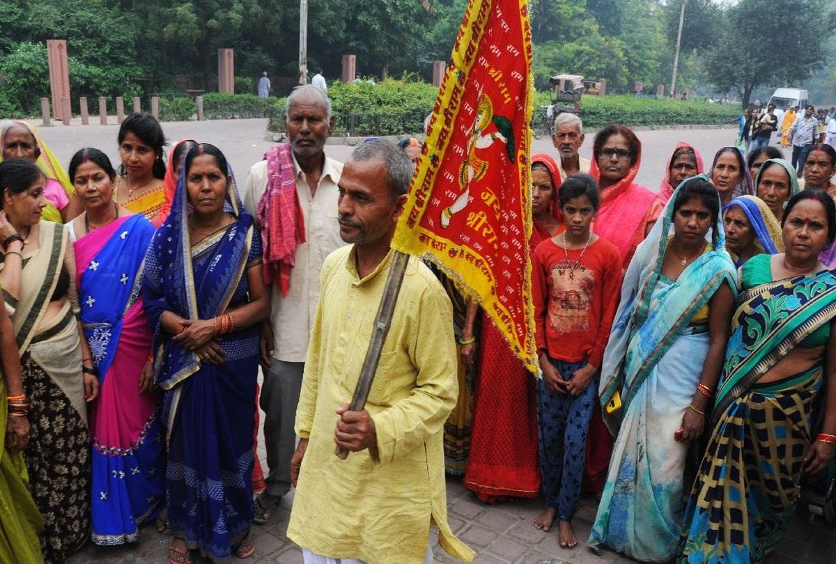 tourist group reached west gate of Taj Mahal with Shri Ram banner