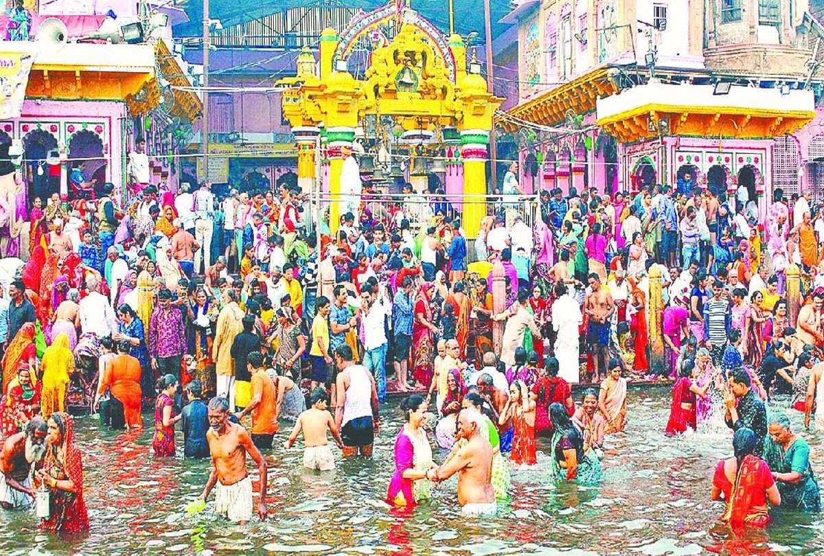 brother sisters take holy bath in yamuna on yama dwitiya