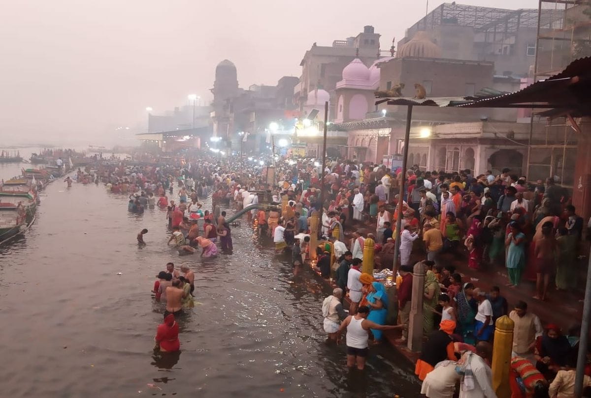 brother sisters take holy bath in yamuna on yama dwitiya
