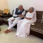 अपनी मां के साथ प्रधानमंत्री नरेंद्र मोदी