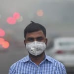 मास्क पहनकर घूमते लोग