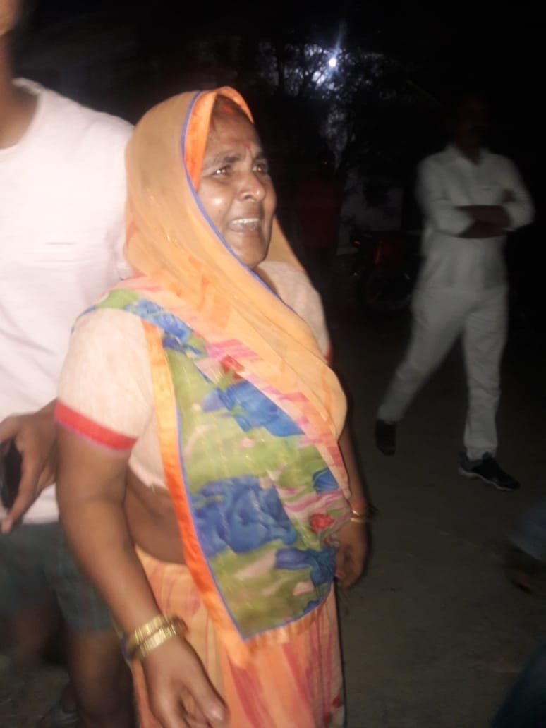 In the custody of Amethi police, the angry villagers jammed the bodies after the death of the businessman