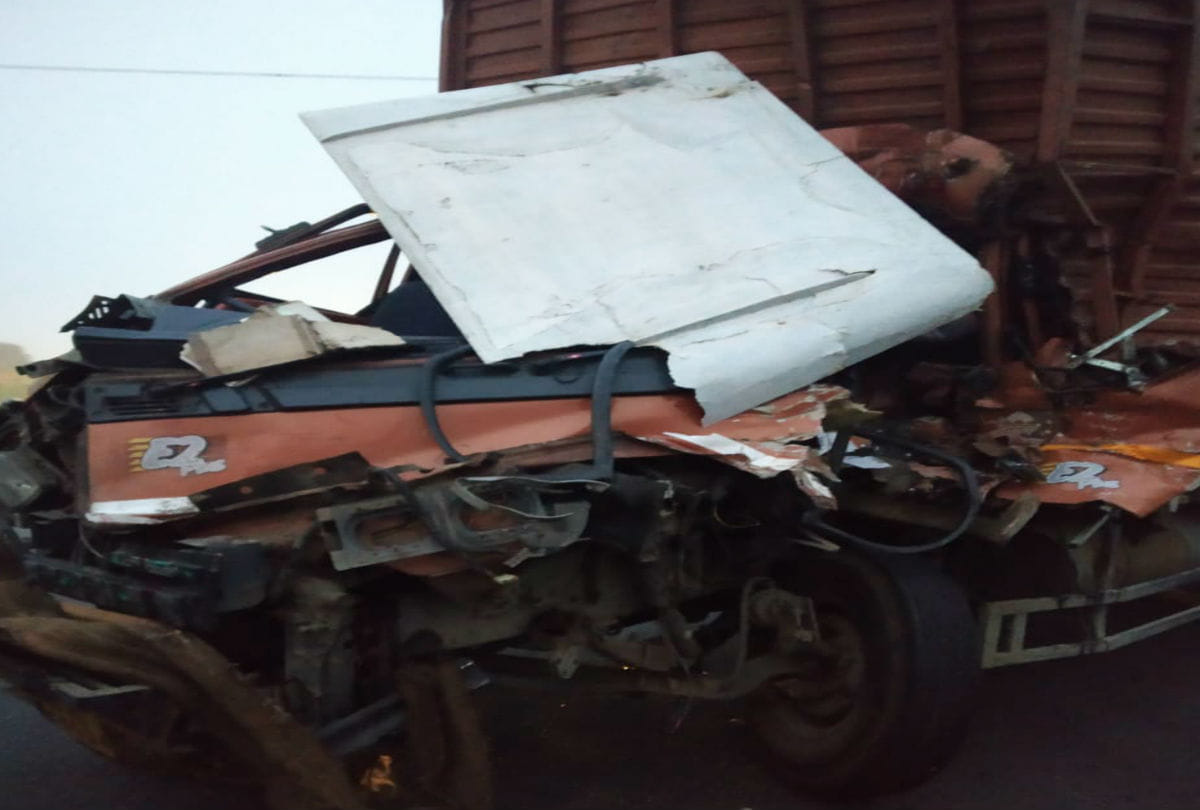DCM clashed with truck on Agra-Lucknow Expressway driver died one injured firozabad
