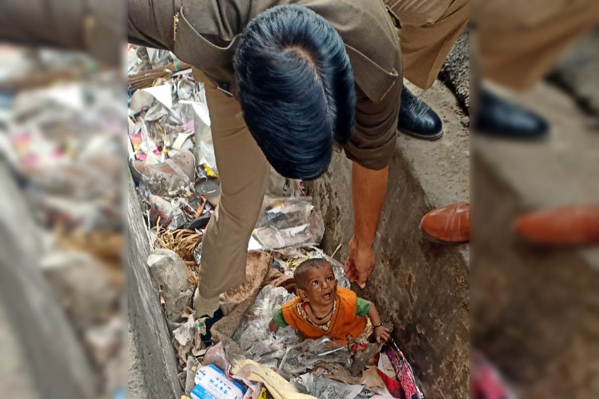 Policeman has saved the life of a girl child in Bijnor district