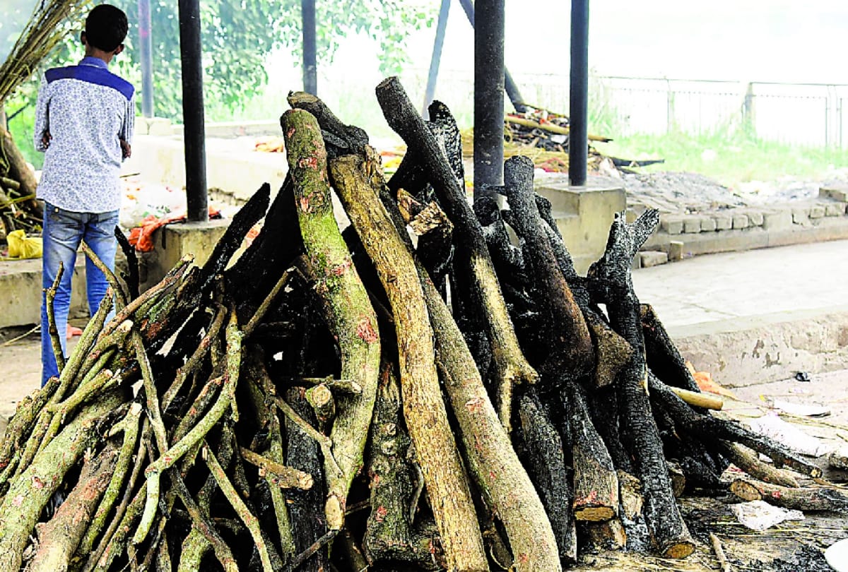 man died in suspicious circumstances, policeman withdraw the dead body from pyre in lucknow