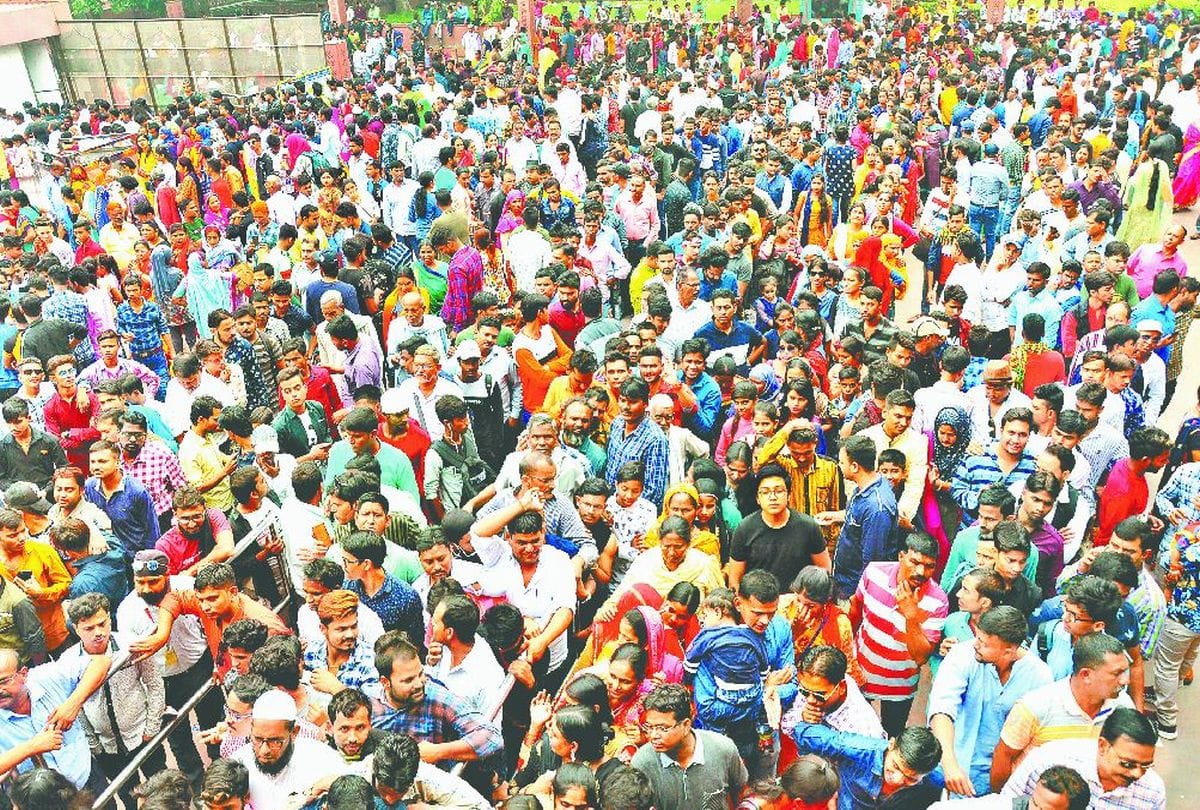 Huge Crowd at Tajmahal Ticket Problom on Holidays India News